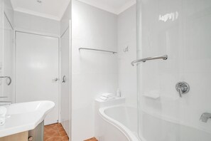 Apartment | Bathroom - Cosy Getaway With Fireplace and Spacious Backyard (Broulee)
