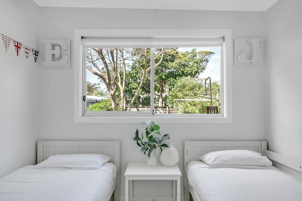 Cosy Getaway With Fireplace and Spacious Backyard - Bimbimbie