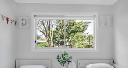 Cosy Getaway With Fireplace and Spacious Backyard