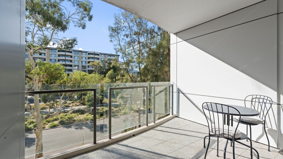 Central Braddon Retreat With Balcony & Pool Access