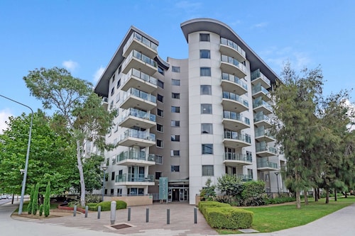 Central Braddon Retreat With Balcony & Pool Access
