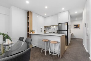 Apartment | Private kitchen | Cookware/dishes/utensils - Remarkable 3-bed With City Views & Swimming Pool (Melbourne)