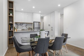 Apartment | Dining - Remarkable 3-bed With City Views & Swimming Pool (Melbourne)