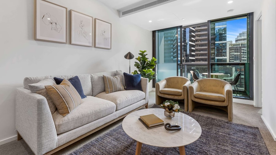 带城市景观和游泳池的非凡三卧室