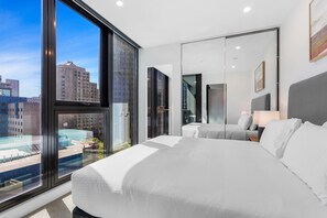 شقة | 3 عدّة غرف نوم ومساحة عمل للكمبيوتر المحمول ومكواة/لوح كي وملاءات أسرّة