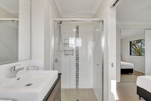 Apartment | Bathroom | Towels - Bright 2-bed With Private Balcony & Serene View (Brisbane)