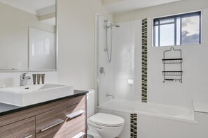 Apartment | Bathroom | Towels - Bright 2-bed With Private Balcony & Serene View (Brisbane)