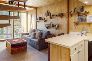 Condo, 1 cama Queen size (Summit House East 1 Bed Loft 2 Bath S) | Área de sala de estar