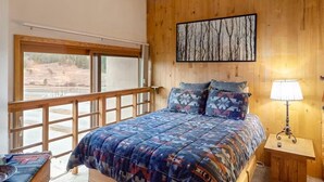 Leilighet, 1 queensize-seng, fjellutsikt (Summit House East 1 Bed Loft 2 Bath S) | 2 soverom, wi-fi (inkludert) og individuelt dekorert