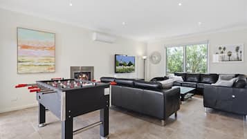 Apartment | Living room | Fireplace