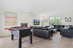 Leilighet | Oppholdsrom | Peis