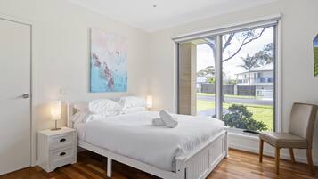 Departamento | 3 habitaciones, tabla de planchar con plancha y ropa de cama