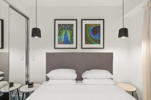 1 غرفة نوم ومكواة/لوح كي وملاءات أسرّة