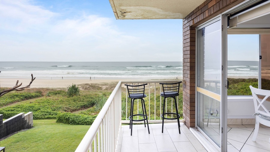 Wake to Waves in Spacious 3-bed Beachfront Unit