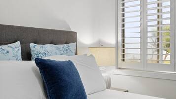 3 habitaciones, tabla de planchar con plancha y ropa de cama