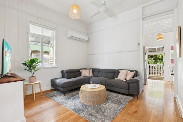 Apartment | Living area - Tranquil 3-bed Family Home With Spacious Backyard (Brisbane)