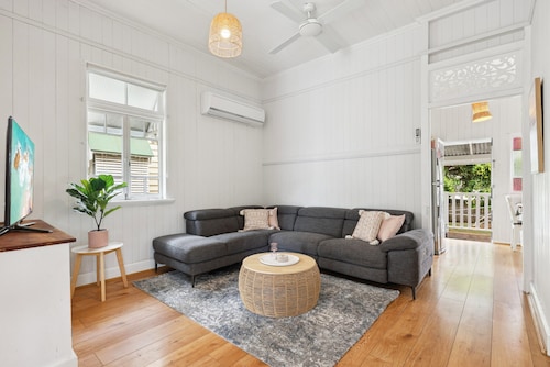 Tranquil 3-bed Family Home With Spacious Backyard