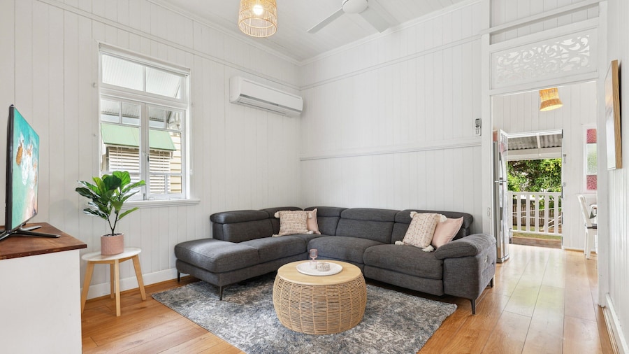 Tranquil 3-bed Family Home With Spacious Backyard