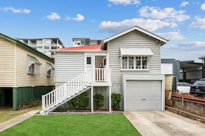 Apartment | Reception - Tranquil 3-bed Family Home With Spacious Backyard (Brisbane)