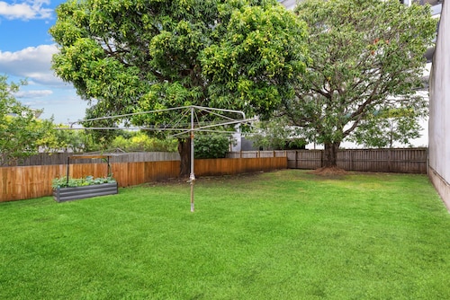 Tranquil 3-bed Family Home With Spacious Backyard