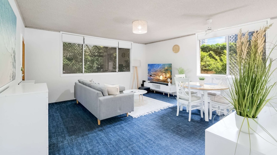 Cosy Ground Floor Unit Moments From The Beach