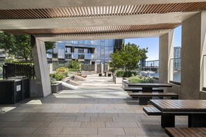 Apartment | Outdoor dining - 1BR Apartment Near CBD With Pool (Melbourne)