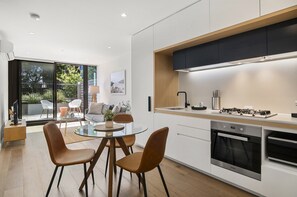 Apartment | Private kitchen | Cookware/dishes/utensils - 1BR Apartment Near CBD With Pool (Melbourne)
