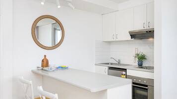 Apartamento | Cozinha privada | Talheres/pratos/utensílios de cozinha