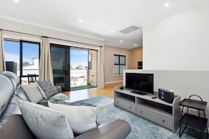 Apartment | Living area - Bright 2-bed Townhouse With Balcony & Garage (Adelaide)