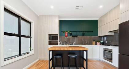 Bright 2-bed Townhouse With Balcony & Garage