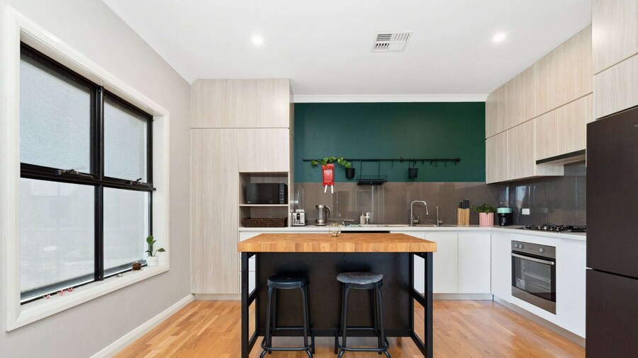 Bright 2-bed Townhouse With Balcony & Garage