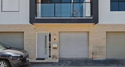 Bright 2-bed Townhouse With Balcony & Garage