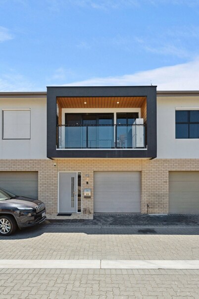 Bright 2-bed Townhouse With Balcony & Garage