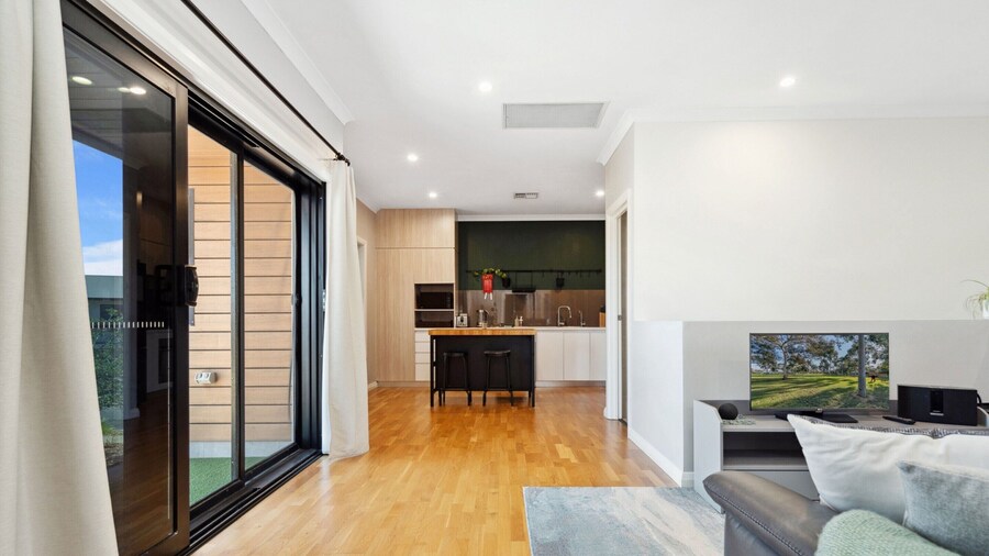 Bright 2-bed Townhouse With Balcony & Garage