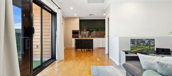 Bright 2-bed Townhouse With Balcony & Garage