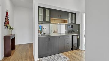 Apartment | Private kitchen | Cookware/dishes/utensils