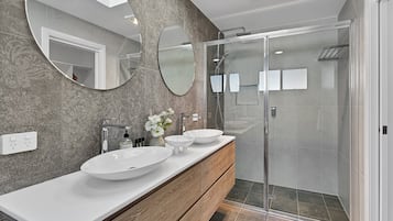 Apartment | Bathroom | Bathtub