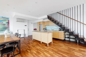 Interior - Incredible City Views in Convenient CBD Apartment (Melbourne)