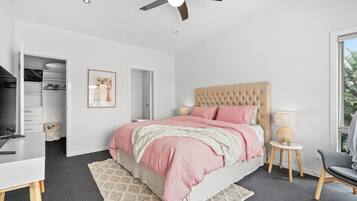 Căn hộ | 5 phòng ngủ, khu vực làm việc phù hợp cho laptop