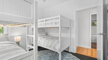 Căn hộ | 5 phòng ngủ, khu vực làm việc phù hợp cho laptop