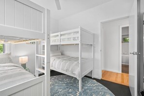 Căn hộ | 5 phòng ngủ, khu vực làm việc phù hợp cho laptop 