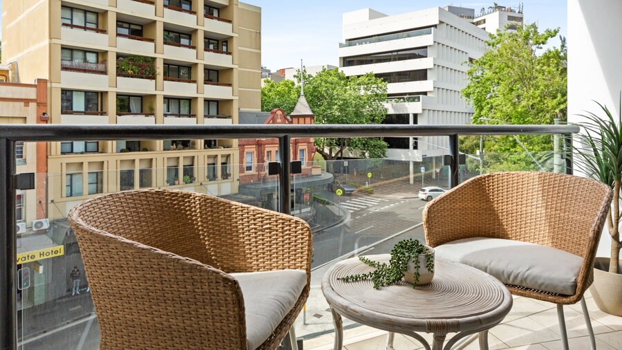 Ideal Studio Inner-city Pad With Private Balcony