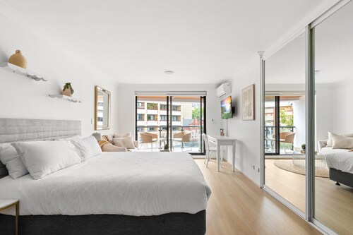 Ideal Studio Inner-city Pad With Private Balcony