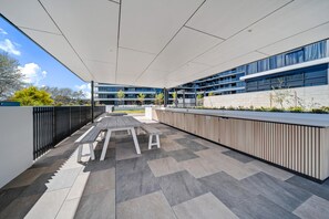 Outdoor dining - Chic 1-bed With Sophisticated Decor, (Canberra)