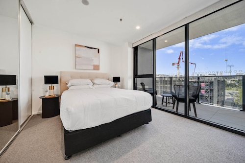 Chic 1-bed With Sophisticated Decor,