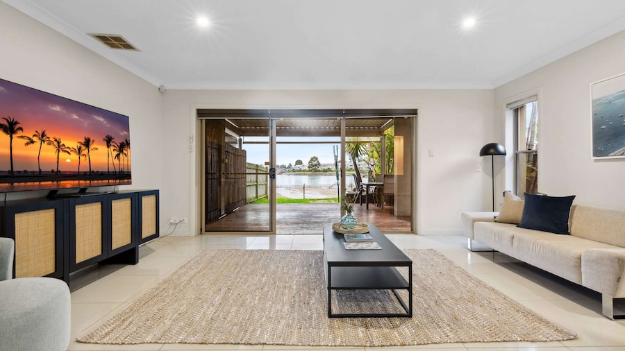 Modern 3-bed With Pool & Water Views by Beach