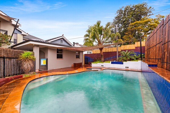 Outdoor pool - Modern 3-bed With Pool & Water Views by Beach (Sydney)