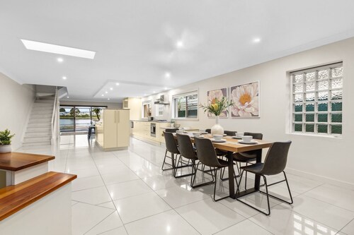 Modern 3-bed With Pool & Water Views by Beach