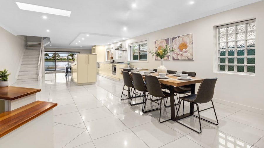 Modern 3-bed With Pool & Water Views by Beach