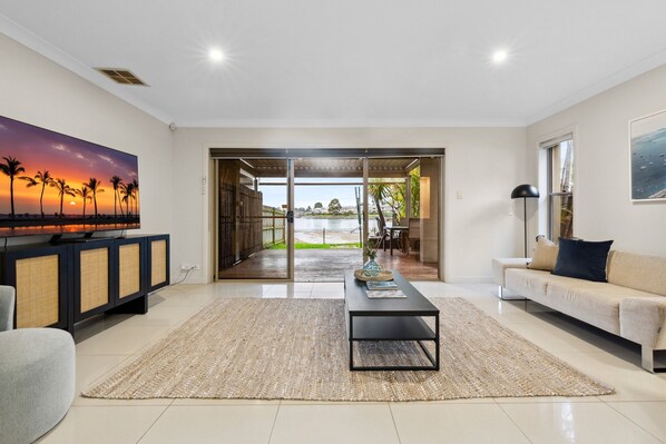Apartment | Living room - Modern 3-bed With Pool & Water Views by Beach (Sydney)